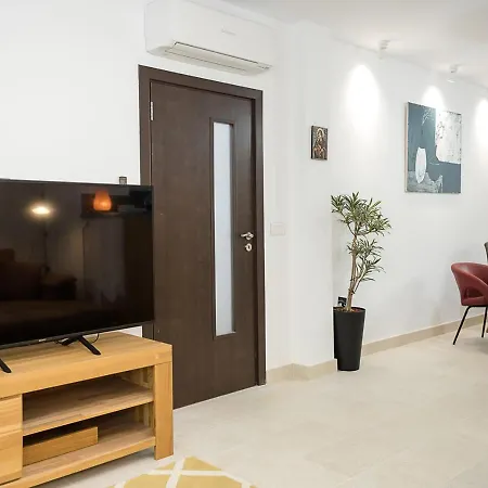 Apartment Stylish Flat With Balcony & Views - Briz, By Flat Mаnаger *