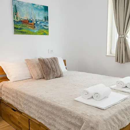 Stylish Flat With Balcony & Views - Briz, By Flat Mаnаger * Warna